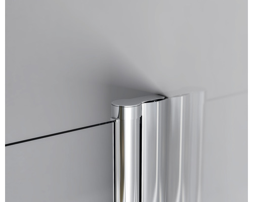 Detailansicht eines Duschabtrennungsprofils mit Glas