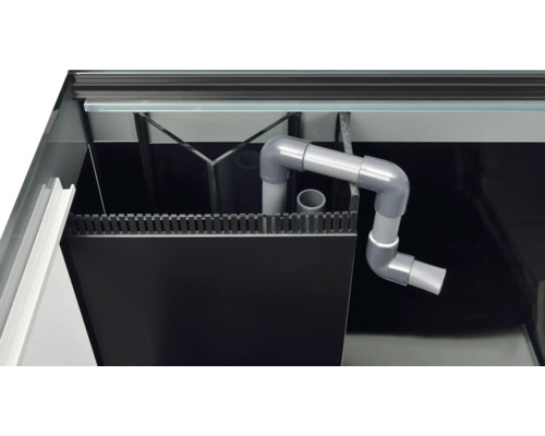 Innenansicht eines Aquariums mit Rohren und Filteranlage.