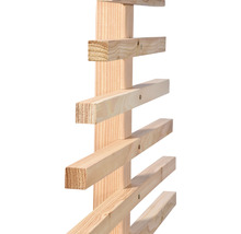 Construction en bois avec des lattes horizontales et verticales