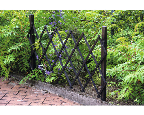 Holzzaun zur Dekoration des Gartens