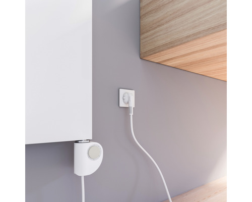 Elektrischer Wandheizkörper mit Thermostat und Stecker in Steckdose
