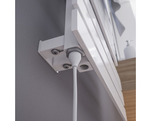 Detailansicht einer Heizkörperhalterung mit Kabel an einer Wand.