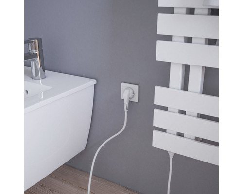 Badezimmeransicht mit Waschbecken, elektrischem Heizkörper und Steckdose