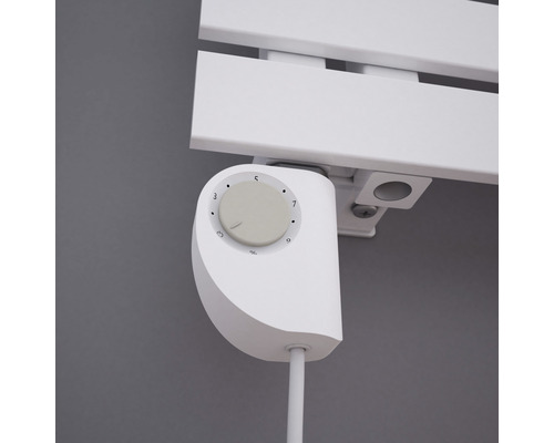 Vue détaillée d'un thermostat de radiateur blanc sur un radiateur