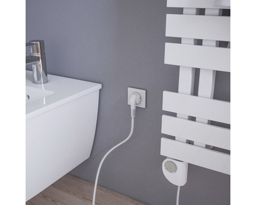 Salle de bains avec lavabo et sèche-serviettes électrique