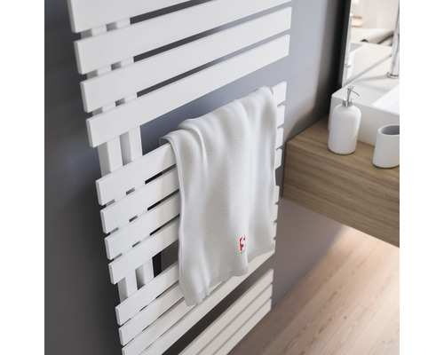 Radiateur sèche-serviettes avec serviette dans la salle de bain