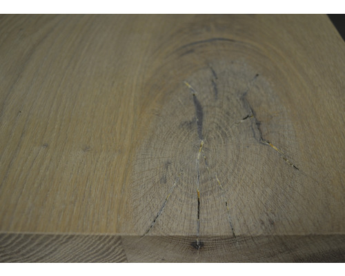 Panneau de bois avec nœud et fissures