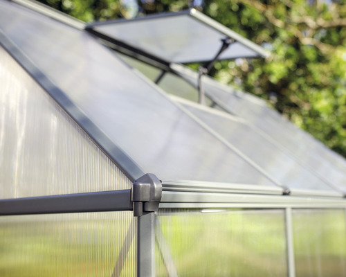 Detailansicht eines Gewächshauses mit geöffnetem Fenster zur Belüftung