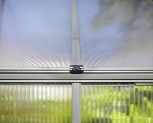 Detailansicht eines Gewächshauses mit Polycarbonatplatten und Rahmen