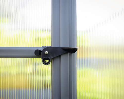 Detailansicht eines Türgriffs an einer Tür mit Glasbausteinen