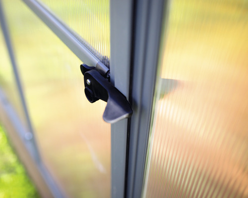 Detailaufnahme eines Gewächshauses mit Griff