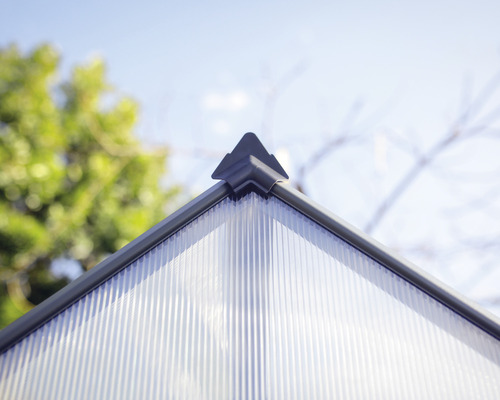 Detailansicht eines Gewächshausdachs mit Polycarbonatplatten