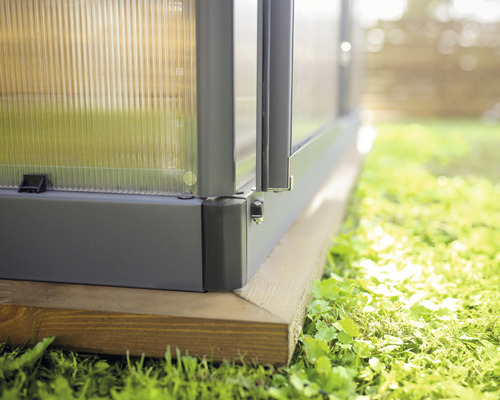 Detailansicht eines Gewächshauses mit Fundament auf Gras