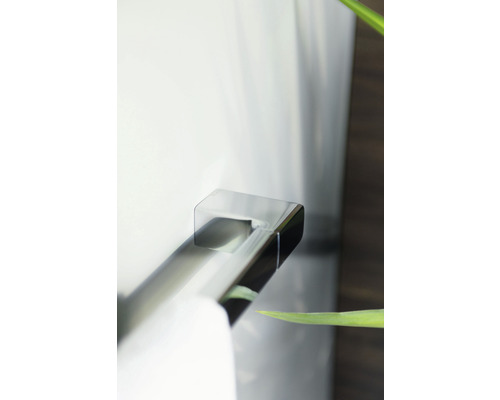 Porte-serviettes en métal sur un mur