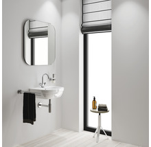 Modernes Badezimmer mit Waschtisch, Spiegel und Fenster mit Rollo