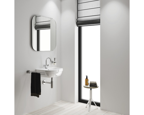 Salle de bain moderne avec lavabo, miroir et fenêtre avec store enrouleur