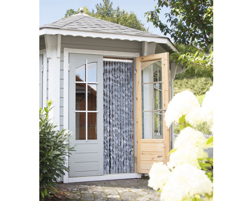 Abri de jardin avec porte en bois ouverte et rideau à lamelles