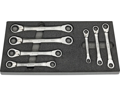 Jeu de clés à cliquet de différentes tailles dans un rangement d''outils