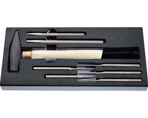 Jeu de marteau et de chasse-goupilles dans une boîte à outils