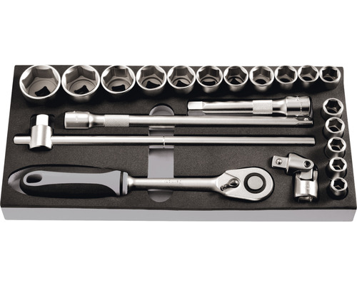Jeu de clés à douille avec cliquet, rallonge et différentes douilles dans une boîte à outils