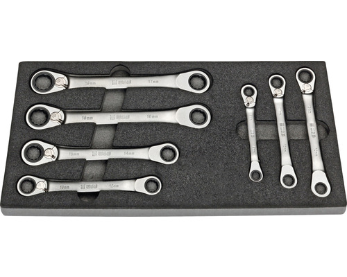 Jeu de clés à pipe à cliquet de différentes tailles dans un rangement pour outils