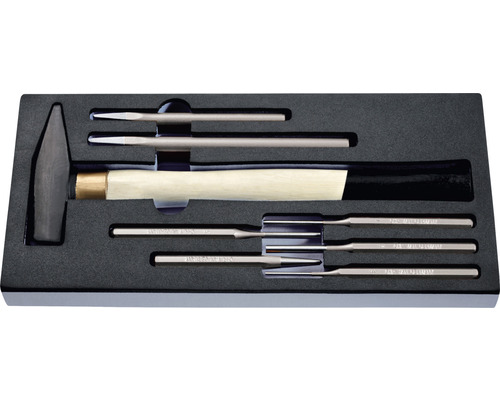 Jeu de marteaux et de burins dans une boîte de rangement