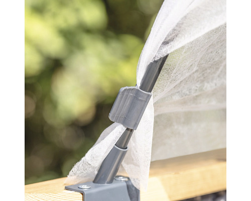 Detailansicht einer Pflanzenabdeckung mit Rahmenbefestigung