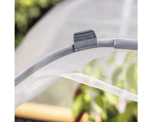 Detailansicht eines Pflanzenunnels mit Netzabdeckung und Befestigungsclip.