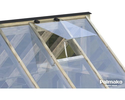 Detailansicht des Gewächshausfensters mit Holzrahmen