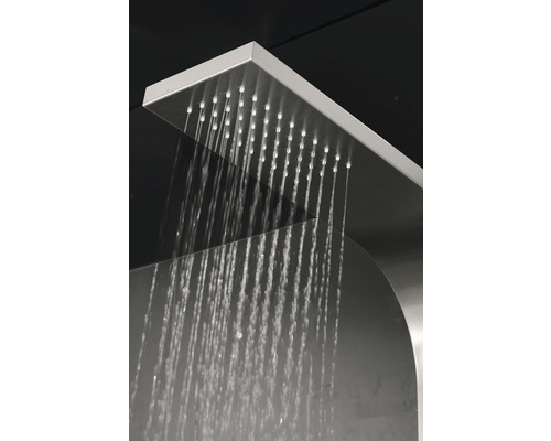 Pommeau de douche carré avec jets d''eau.