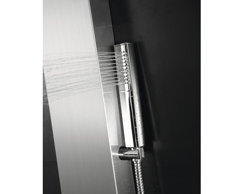 Panneau de douche avec pommeau dans une salle de bain