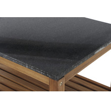 Vue détaillée d''une cuisine d''extérieur avec plan de travail en pierre et structure en bois