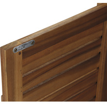 Vue détaillée d''un banc de jardin en bois avec ferrures métalliques