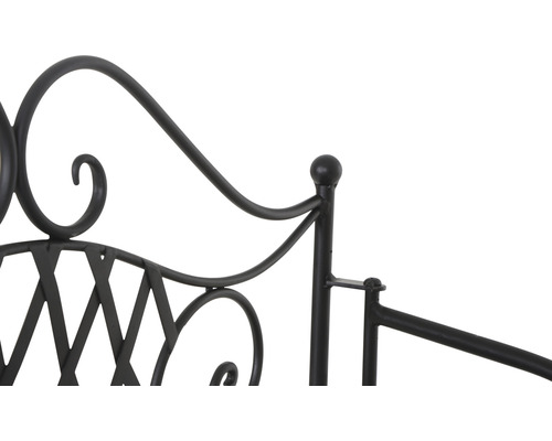 Detailansicht eines Metallbettes mit Zierelementen