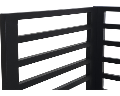 Vue détaillée d''un élément de clôture métallique noir avec des barreaux horizontaux