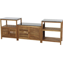 Gartenküchenzeile aus Holz mit Schränken und Ablageflächen