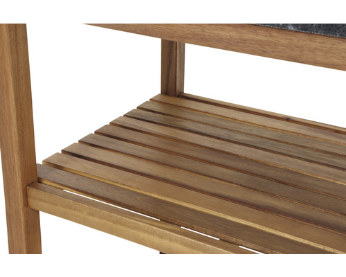 Detailansicht eines Holzregals mit mehreren Ebenen für den Aussenbereich