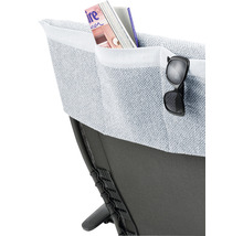 Vue détaillée d''un siège avec une poche appliquée pour les magazines et des lunettes