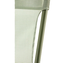 Detailansicht eines Gartenstuhls mit Netzbespannung und Metallgestell