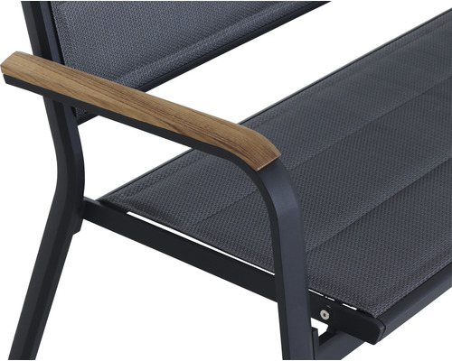 Detailansicht einer Gartenbank mit Armlehne aus Holz und Textilbespannung