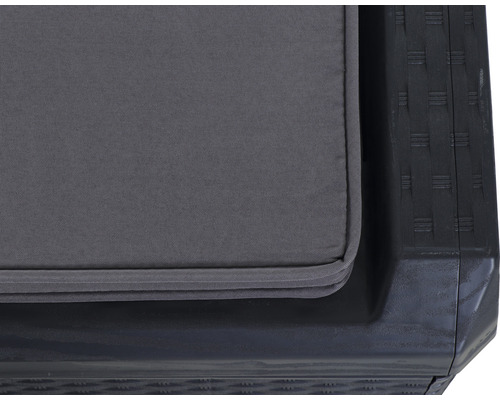 Detailansicht eines Gartenmöbelkissens auf einem Gartenmöbelstück