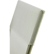 Detailansicht eines Gartenstuhls mit Textilbespannung