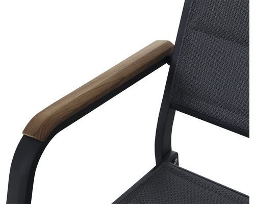 Detailansicht eines Gartenstuhls mit Armlehne aus Holz und Aluminiumrahmen