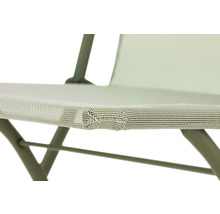 Detailansicht eines Klappstuhls mit Textilsitzfläche