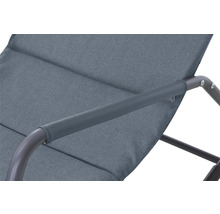 Detailansicht eines Gartenliegen-Armlehnenbereichs