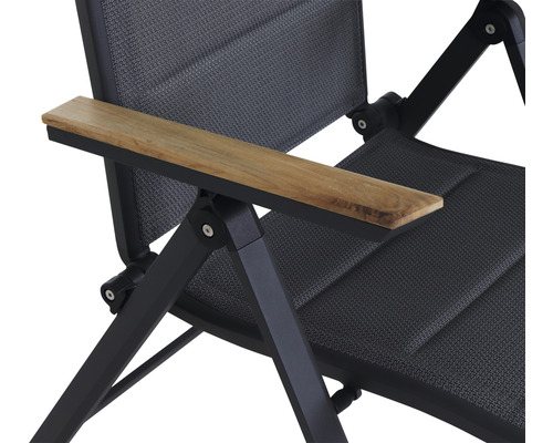 Vue détaillée d''une chaise de camping avec accoudoir en bois et cadre en aluminium