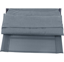 Detailansicht eines grauen Gartenliegenpolsters und -bezugs