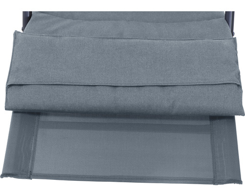 Detailansicht eines grauen Gartenliegenpolsters und -bezugs