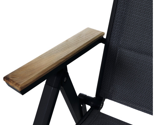 Gros plan d''une chaise de jardin avec accoudoir en bois et revêtement en tissu