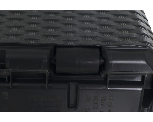 Detailansicht eines Kunststoffbehälters mit Rollen